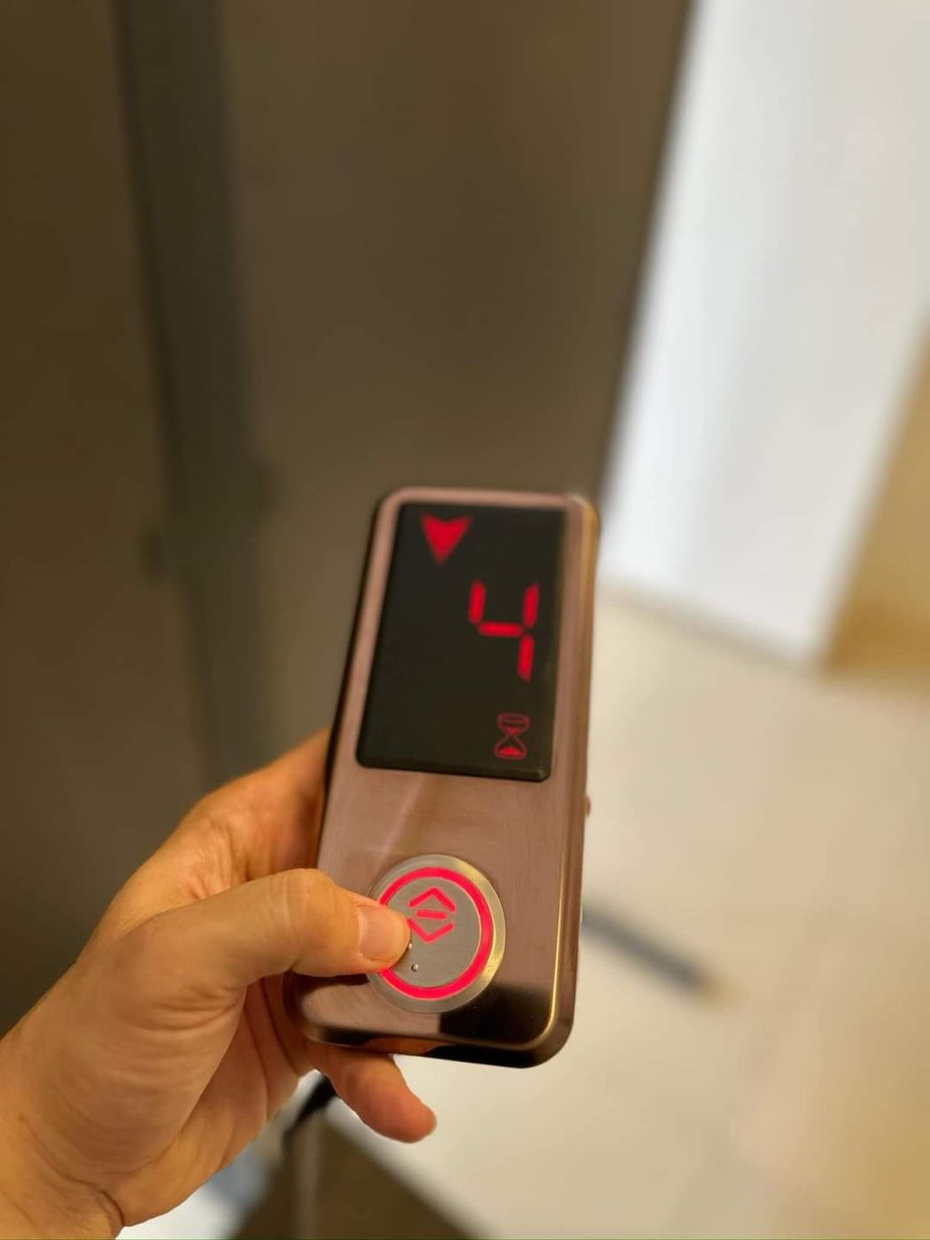 علبة استدعاء ممسوكة باليد قبل التركيب، والشاشة مضاءة