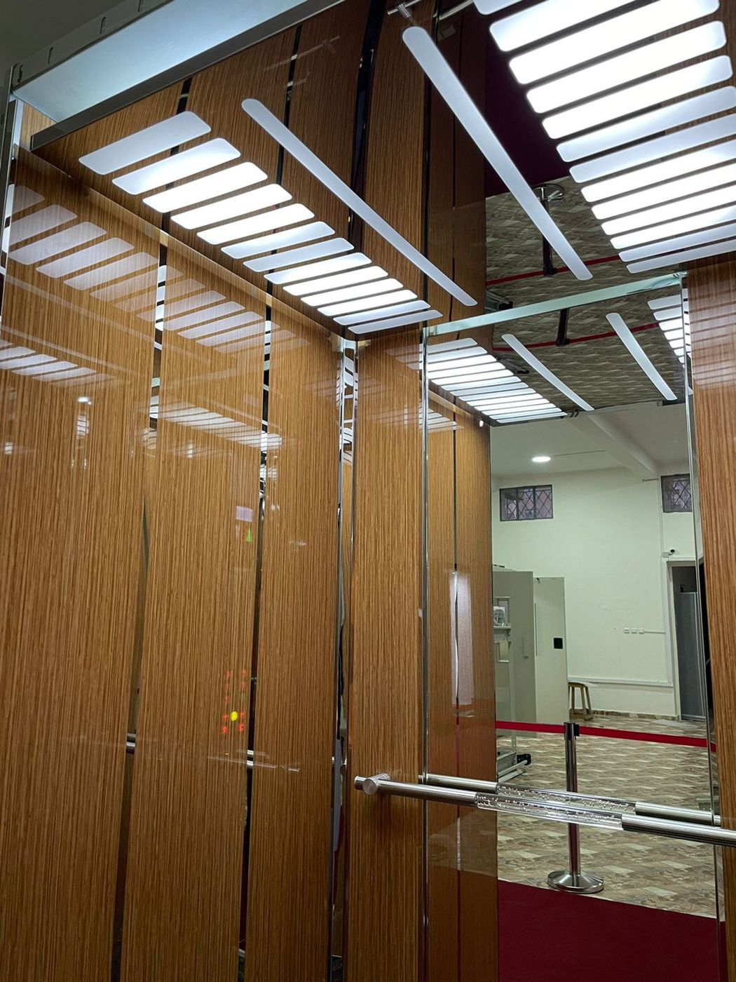 Cabine bois, plafond lumineux à barres — réalisation GELCO
