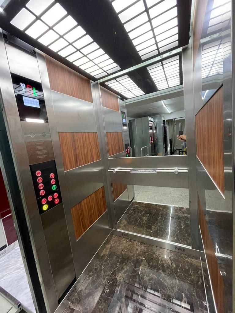 Cabine bois et inox, sol marbre — réalisation GELCO