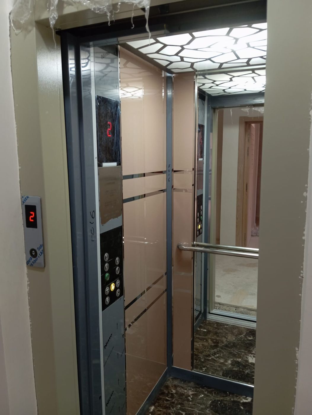 Cabine cuivre en cours de finition — réalisation GELCO