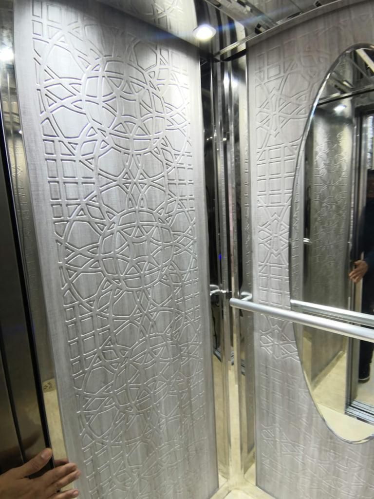 Panneaux inox gravés de motifs géométriques — réalisation GELCO