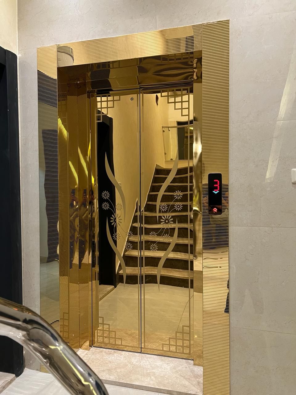Porte palière dorée gravée — réalisation GELCO