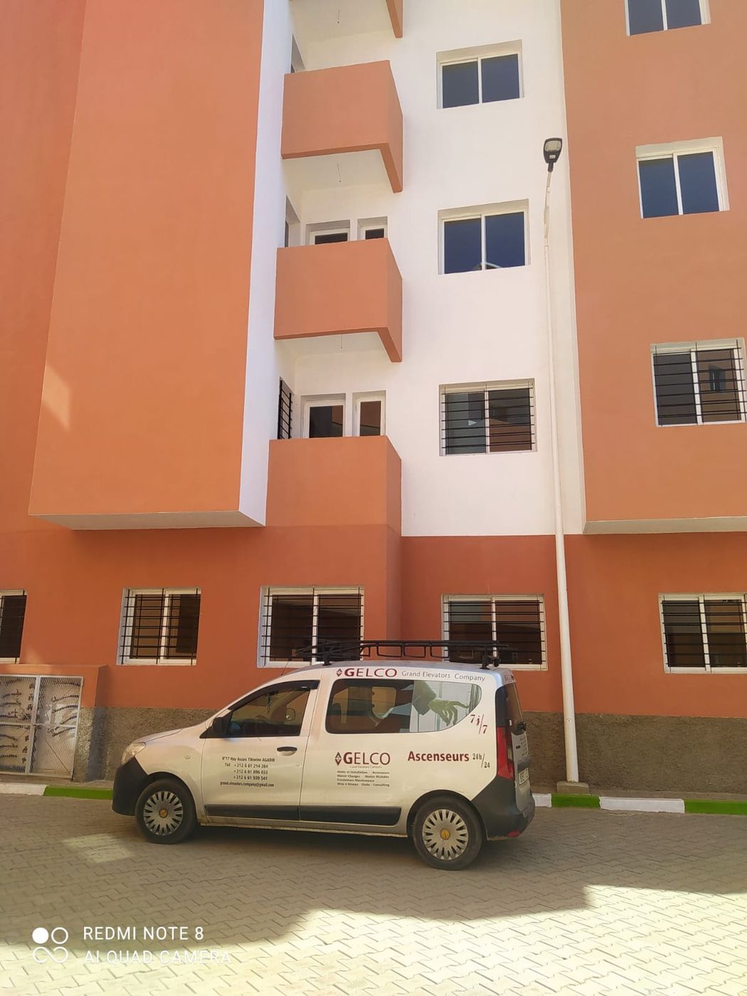 Véhicule d'intervention GELCO devant un immeuble résidentiel à Agadir